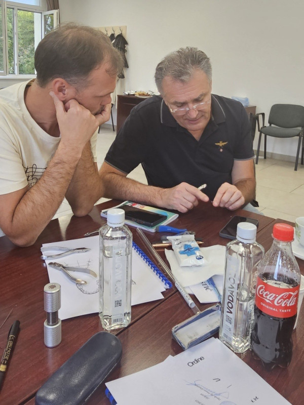 dva doktora izvijaju ortodontski luk